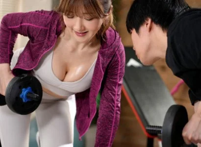 Cô nàng PT gợi cảm và chàng trai số hưởng không rời nhau ra được