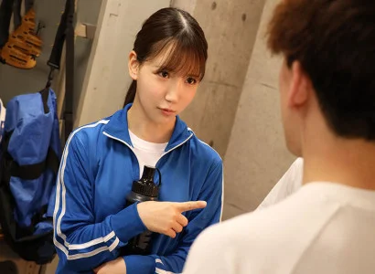 các hội viên nam trong câu lạc bộ bóng đá quan hệ tập thể với cô gái xinh sau buổi tập