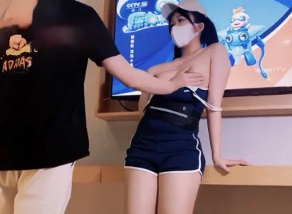 Cô nhân viên xinh đẹp bán TV cùng anh khách may mắn