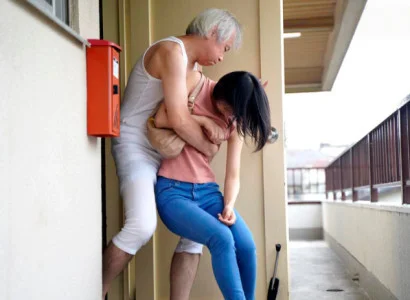 Nàng dâu mới bị bố chồng già cưỡng bức