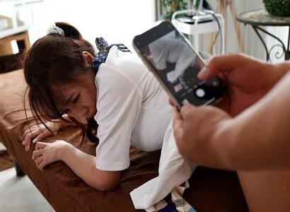 Nhân viên triệt lông đã hiếp cô ấy
