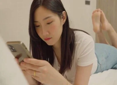 Bà vợ cặp kè với anh nhân viên giao hàng