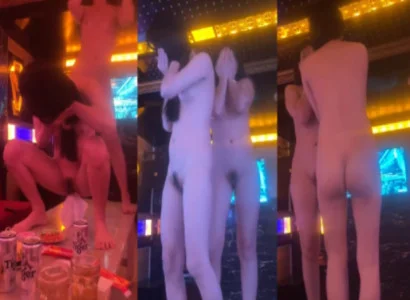 Vũ nữ biểu diễn màn thoát y gợi cảm ngay trong quán hát