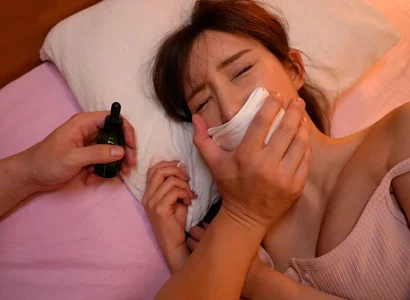 Tôi để cô em họ xinh đẹp uống thuốc mê rồi quan hệ